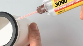 Cyanacrylate eignen sich für passgenaues Kleben von kleinen und mittelgroßen Bauteilen in der Serienproduktion. (Henkel)