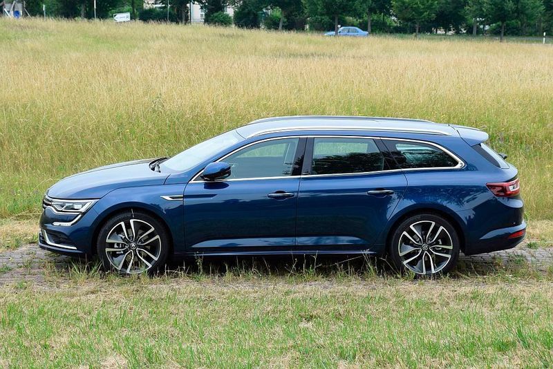 Mit knapp 4,90 Metern Länge hat der Renault Talisman wie viele seiner Konkurrenten längst zur oberen Mittelklasse aufgeschlossen. (Rosenow / »kfz-betrieb«)