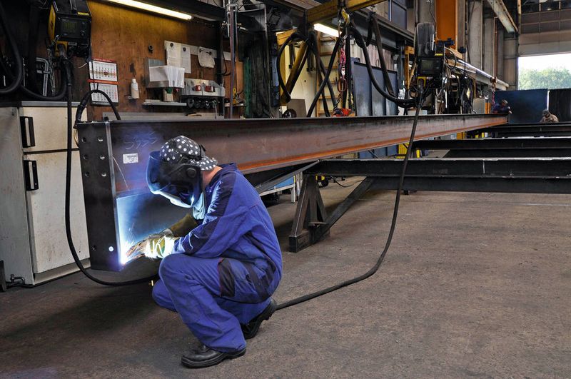 Bei Peters werden Baugruppen für den Stahlhallen-, Industrie-, Kraftwerks- und Stadionbau gefertigt. (Bild: Teka)
