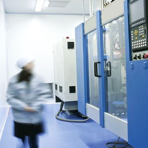 Die Produktion unter Reinraumbedingungen läuft rund um die Uhr.