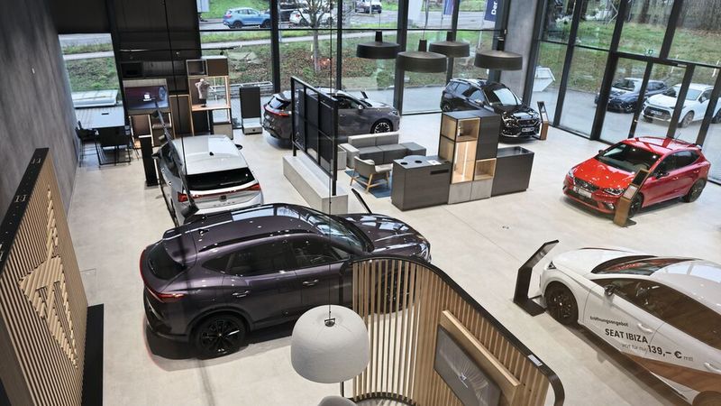 Blick in den neu gestalteten Showroom von Seat und Cupra der Hahn-Gruppe in Kornwestheim. (Bild: Hahn Automobile)