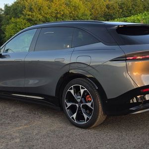 1. Das Design: Der Zeekr 7X ist eine echte Erscheinung. Gestaltet wurde das Modell im schwedischen Designstudio von Zeekr in Göteborg. Die skulpturale Linienführung sorgt dafür, dass das Kompakt-SUV trotz seiner Größe nicht wuchtig, sondern elegant wirkt. Auch Zeekr setzt am Heck auf ein durchgängiges LED-Lichtband.(Bild:  Mauritz – VCG)