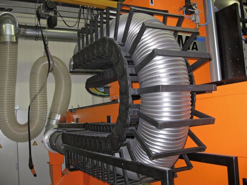 Bild 2: Die Energiekette in Bügelversion führt und schützt den wuchtigen Absaugschlauch mit einem Durchmesser von 300 mm.  (Bild: Igus)