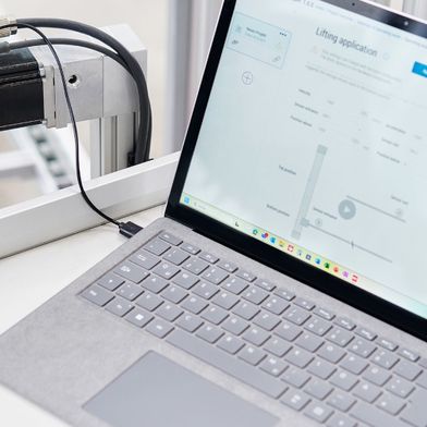 Die Parametrierung und Inbetriebnahme des Integrierten Motors ST NEMA24 von item Industrietechnik erfolgen komfortabel mit der Software item MotionSoftStepper  (Bild: item)