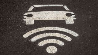 Induktives Laden: Das Stromtanken während des Fahrens könnte manchen Kritikpunkt am E-Auto entkräften. Nun startet ein Probeabschnitt auf der Autobahn. (Bild: Dino Eisele/Stellantis)