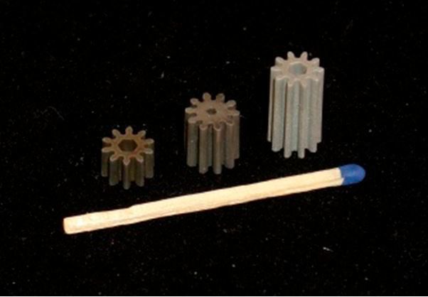 Miniaturzahnräder aus Stahl und Aluminium, deren Dimension zwischen 6 und 16 mm liegt.
Der Wasserstrahl-Mikroschnitt per Microcut MJ von STM Waterjet, mache es möglich. (STM Waterjet)