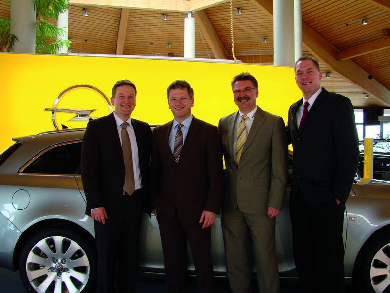 Erfolgreiches Team: (v. li.) Die Brüder Hans und Jürgen Weller freuen sich mit Verkaufsleiter Wolfgang Weil und dem stellvertretenden Geschäftsleiter Frank Wallesch über den Besuch der Jury des »kfz-betrieb«-Vertriebs Award. (Archiv: Vogel Business Media)