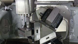 Individuelle Mehrfach-Spannlösung für die 5-Achsen-Bearbeitung: Die Spanneinheit besteht aus dem Nullpunkt-Spannsystem, einer Pyramide und drei Zentrischspannern. (Bild: Gressel)