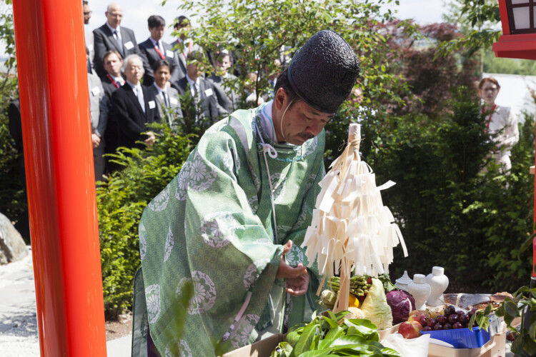 Priester Hayashi nahm die zeremonielle Weihung des Shinto-Schreins vor, der als Bindeglied der beiden Kulturen gilt. (Foto: Anvis)
