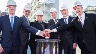 Bei der Eröffnung der Anlage in Marl: Claus Rettig, Geschäftsführer von Evonik Resource Efficiency, Ralf Düssel, Leiter des Geschäftsgebietes High Performance Polymers von Evonik, Werner Arndt, Bürgermeister der Stadt Marl, Jörg Harren, Standortleiter des Chemieparks Marl von Evonik Technology & Infrastructure, Harald Schwager, stellvertretender Vorsitzender des Vorstandes von Evonik Industries, Matthias Kottenhahn, Leiter Strategy & Projects von Evonik Nutrition & Care. (Evonik Industries)