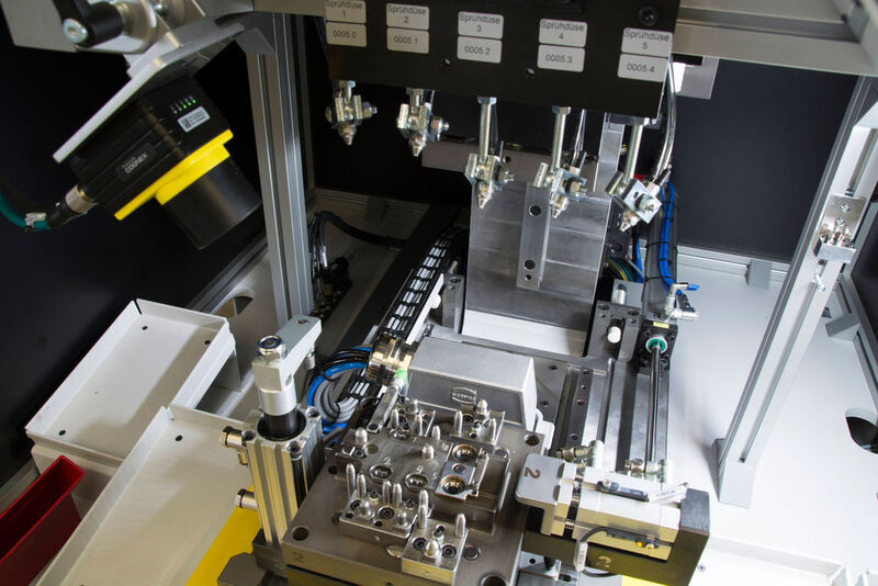 Die Matrizenseite des Mehrpunkt-Werkzeugsystems ist mit zwei Tox-Rund-Punkten, drei Tox-Twin-Points und Zentrieraufnahme für die Bauteil-Positionierung in der Presse ausgestattet. (Bild: Tox)