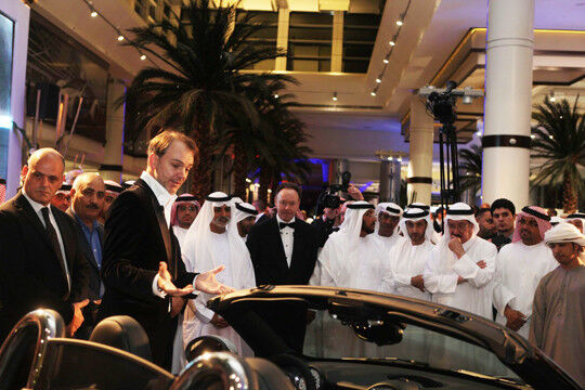 Aus erster Hand: BMW-Designdirektor Adrian Van Hooydonk präsentierte den Gästen der Eröffnungsfeier den neuen Mini-Roadster. (BMW)