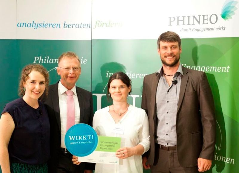 Preisverleihung am 12. Juni 2018 in Berlin: Christoph Petschenka, Geschäftsführer der IJF (2.v.li.) und Dr. Brenda Pfenning, Bereichsleitung Bildung (3.v.li.) nehmen das „Wirkt!“-Siegel entgegen. (Bild: Anna Gold (Phineo))