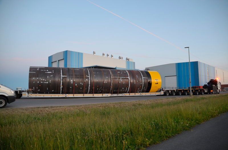 Schwerlasttransport mit dem ersten Monopile beim Verlassen des Werkes von Steelwind Nordenham. (Steelwind)