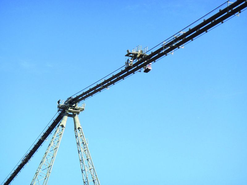 Fig. 2: All moving parts are mounted on the belt and therefore keep travelling through the stations where they can be easily maintained. With an inspection vehicle any point along the track the can be accessed. (Picture: Doppelmayr Transport Technology GmbH)