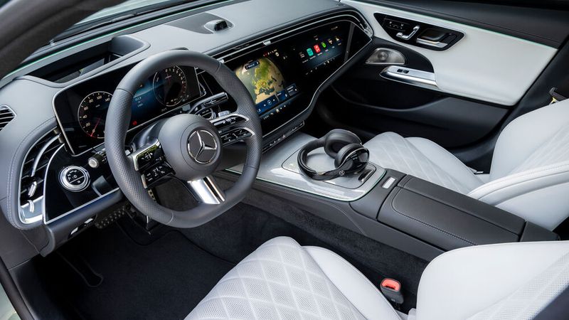 Der Innenraum ist fein ausstaffiert. (Bild: Mercedes-Benz)