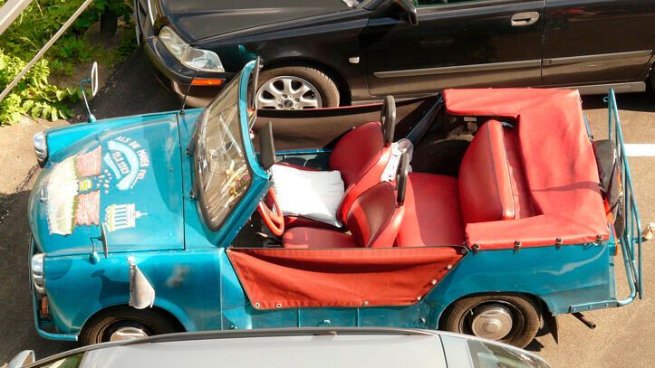 Sogar als Cabrio bzw. Kübel gab es den Trabi. Ab 1967 wurde die Kübelversion 601A für die NVA sowie 601F für Forstbetriebe produziert. Für Exportmärkte wie Griechenland war diese ab 1978 auch als Freizeitvariante „Tramp“ erhältlich. (Bild: gemeinfrei)