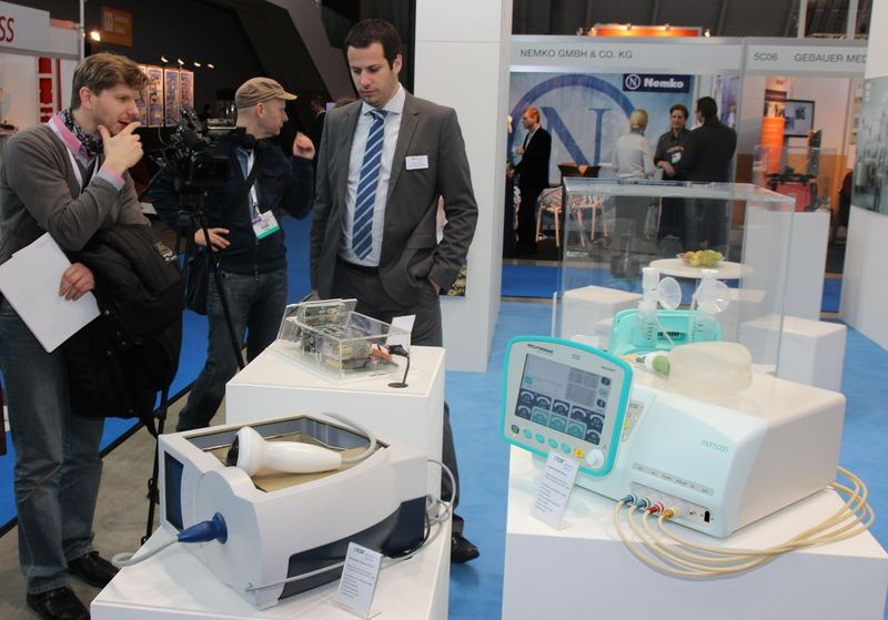 R&D-Mann Andreas Thomann von Cicor Electronics Solutions präsentiert das Leistungsspektrum des Elektronikfertigers anhand eines Beatmungsgeräts, eines Schockwellentherapiegeräts und einer Brustpumpe. (Reinhardt)