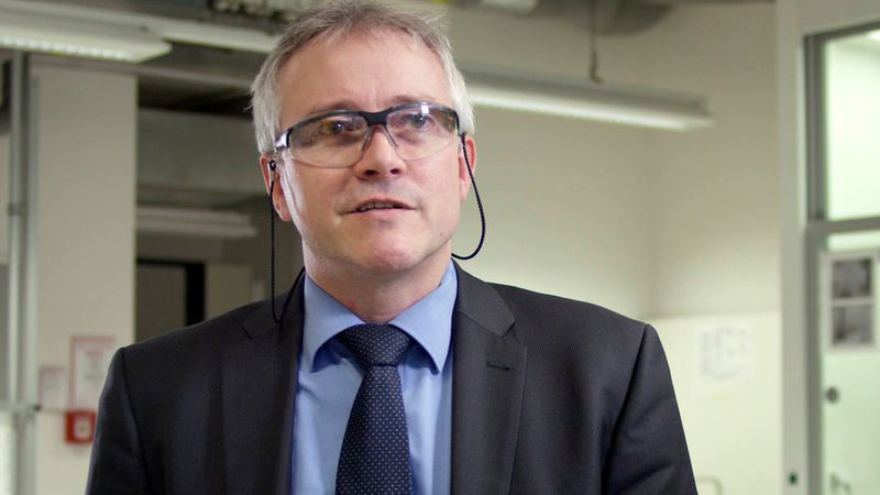 Klebstoff-Forscher Dr. Dirk Kasper hatte direkt zum Hörer gegriffen, um den Restauratoren die Unterstützung von Henkel anzubieten. (Bild: Henkel)