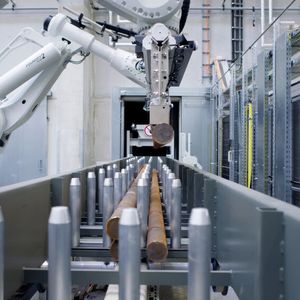 Ein ABB-Roboter vom Typ IRB 7600 – montiert auf einer 19 Meter langen Verfahrachse vom Typ IRT 710 – nimmt den Zuschnitt aus der Sägezelle bei Liebher Comonents und legt diese für den Weitertransport auf Paletten ab. Dabei stehen 17 Palettenplätze zur Verfügung. (Bild:  ABB Robotics)