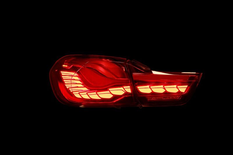 Die fächerförmig angeordneten organischen Leuchtdioden in der Heckleuchte des neuen BMW M4 GTS eröffnen viele Design-Möglichkeiten. Insgesamt sind 15 OLEDs pro Leuchte verbaut, die eine Helligkeit von 1200 cd/m² bieten.