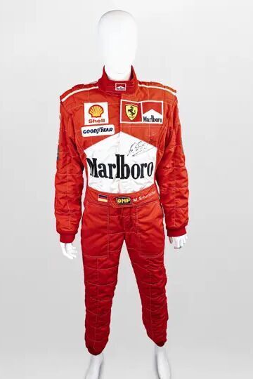 Diesen 1997er Michael Schumacher Scuderia Ferrari Formula 1 OMP signierte Rennoveral mit einem Schätzwert von 30.000 bis 40.000 Euro hatte Schumacher am Wochenende des Großen Preises von Monaco 1997 getragen. Er qualifizierte sich auf Platz 2, fuhr die schnellste Runde und beendete das Rennen auf Platz 1. (Bild: RM Sotheby’s )