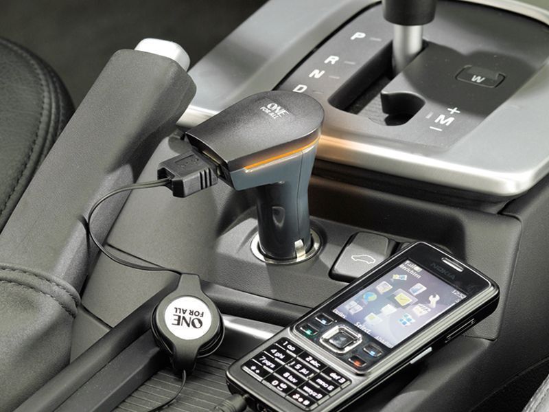 Der Universal Car Charger sollte in keinem Auto fehlen, da sich lange Fahrten erfahrungsgemäß sehr gut zum Auf- und Nachladen von Mobiltelefonen eignen. (Archiv: Vogel Business Media)