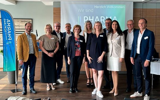 Pressefoto von links nach rechts: Christian Reichwagen (Astra Zeneca), Claudia Valder (Systema Natura), Lars Dörhage (Med-X-Press), Christoph Klaus (in Vertretung von Wolfgang Eck, Artesan Pharma), Dr. Silvia Sickold (Almirall Hermal), Beate Küter (Hameln Pharma), Babette Reiken (G. Pohl-Boskamp), Dr. Jörn Tonne (Nordmark Pharma), Sarah Saeidy-Nory (VCI Nord), Dr. Christoph Willers (Allergopharma), Erich Nobis (Queisser Pharma)(Bild:  Pharma Deutschland)