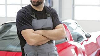 Auch im Kfz-Gewerbe entscheiden sich immer mehr Betriebe für einen textilen Mitservice bei Berufsbekleidung. (Mewa)