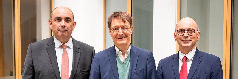 v. l.: Der neu berufene RKI-Präsident Prof. Lars Schaade, Bundesgesundheitsminister Prof. Karl Lauterbach und Dr. Johannes Nießen, Errichtungbeauftragter des Bundesinstituts für Prävention und Aufklärung in der Medizin (BIPAM) v. l.: Der neu berufene RKI-Präsident Prof. Lars Schaade, Bundesgesundheitsminister Prof. Karl Lauterbach und Dr. Johannes Nießen, Errichtungbeauftragter des Bundesinstituts für Prävention und Aufklärung in der Medizin (BIPAM)