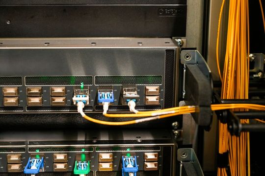 Der Knotenpunkt: Genau hier entscheidet sich, ob 400G und 800G im Betrieb sauber zusammenspielen.(Bild:  DE-CIX)