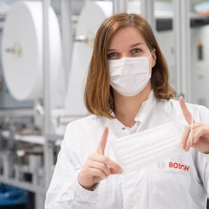 Bosch-Mitarbeiterin mit Schutzmaske(Bild:  Bosch)