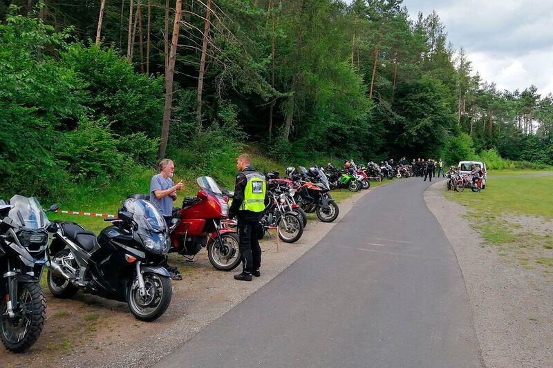 Oberhalb des Spessartortes Frammersbach trafen sich die Teilnehmer zu einem der Highlights des Motorradwochenendes. (Dotzler, Dominsky, Lacher, Maderner, Michel, Rosenow, Schweitzer/»kfz-betrieb“)