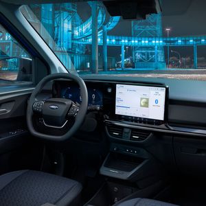 Im Cockpit gibt es einen großen Bildschirm.(Bild:  Ford)
