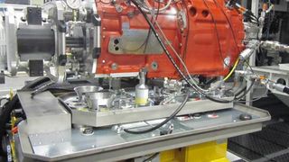 Der neue Universal-Getriebeprüfstand mit den drei Rüstplätzen und zwei Prüfwagen erhöht zusammen mit der AMF-Nullpunkt-Spanntechnik die Flexibilität bei der Prüfung unterschiedlicher Getriebearten. (Bilder: AMF/ZF)