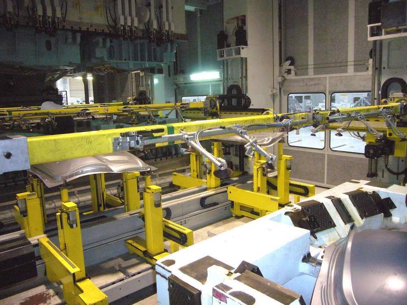 Im Arbeitsraum der Presse übernehmen die Saugerbalken-Transfergeräte der Firma Güdel die Saugerbalken. (Archiv: Vogel Business Media)