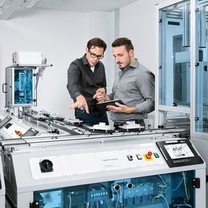 Qualifikation für Industrie 4.0: Festo Didactic bietet mit der CP Factory eine cyber-physische Lern- und Forschungsplattform. Die Plattform bildet die Stationen einer realen Produktionsanlage modellhaft ab.
