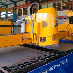 Auf der Portalbrücke befindet sich auch ein vollautomatischer Bohrsupport. Die Bohranlage kann Löcher bohren bis zu 30 mm Durchmesser und Gewinden bis zu M20. Die Standard Ausstattung von einer Bohranlage ist der 8-fache Werkzeugwechsler, der sich auf der linken Seite des Portals befindet.(Bild:  Fercher)