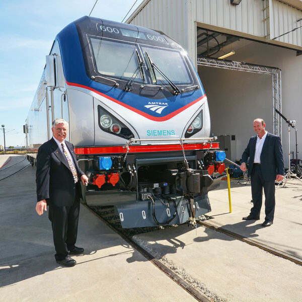 Joseph Boardman, Amtrak-Vorsitzender und CEO, und Michael Cahill, Vorsitzender der Siemens-Division Rail Systems in den USA (v.l.) mit einem der neuen Amtrak Cities Sprinter (Siemens)