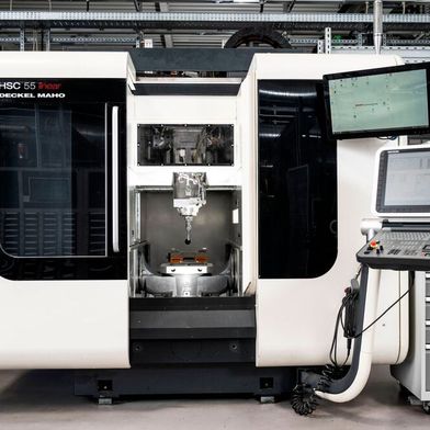 Bild 1: Zerspaner müssen heute ohne Einbußen bei der Bearbeitungsqualität immer sparsamer fertigen. Am IFW in Hannover hat man nun an dieser HSC 55 Linear von DMG Mori untersucht, wie sich das durch die Beeinflussung der Antriebskühlung schon beeindruckend schaffen lässt. (Bild: IFW)
