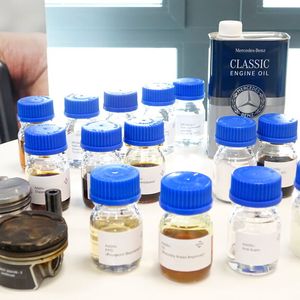 Gewusst wie und wie viel: Dank ihrer langjährigen Erfahrung, auch was die Zusammenarbeit mit Mercedes-Benz betrifft, konnten die Fuchs-Tribologen einen Schmierstoff entwickeln, der exakt auf die Bedürfnisse historischer Motoren ausgerichtet ist.(Bild:  Dominsky – VCG)