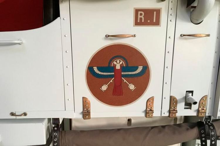 Glasurit entwickelte den authentischen Farbton „Blanc Sahara“ anhand eines unter dem Wassertank versteckten Lackfragments des zweiten verbliebenen Original-Fahrzeugs „Croissant d’Argent”, welches sich im Musée des Cordeliers in St. Jean d’Angély befindet. (BASF)