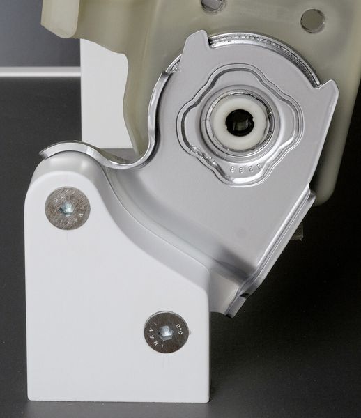 Die Verstellmechanismen der Lehnenversteller werden in einem separaten Arbeitsschritt durch Laserschweißen mit der Lehne verbunden. (Bild: Johnson Controls)
