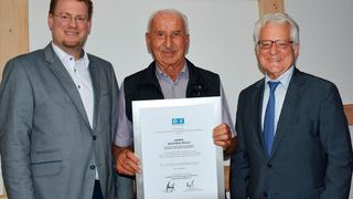 43 Jahre engagierte sich Siegfried Reule (Mitte) für die berufliche Bildung in der Kfz-Innung. Dafür erhielt er von Ehrenpräsident Harry Brambach (re.) und Hauptgeschäftsführer Carsten die Silberne Ehrennadel.  (Bild: Hotz)