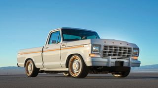 Der „F-100 Eluminator“ ist laut Ford ein Vorgeschmack darauf, wie der Hersteller seine Kunden bei der Umstellung auf vollelektrische Antriebe auch im Fall historischer Fahrzeuge unterstützen möchte. (Bild: Ford)