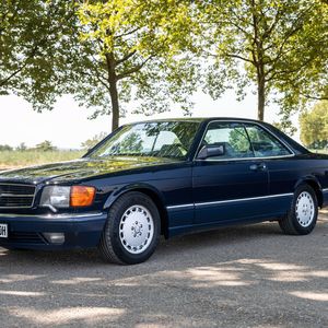 Nicht so einer, sondern genau dieser Mercedes-Benz 560 SEC war Bruno Saccos persönliches Fahrzeug in seinen letzten Lebensjahren. 2017 erwarb Sacco das Fahrzeug aus fünfter Hand. Damit erfüllte er sich den Wunsch, noch einmal jenes Automobil zu fahren, das wie kaum ein anderes mit seinem Namen verbunden ist. Das Kennzeichen lautete BB-SB 560. (Bild:  Mercedes-Benz Heritage)