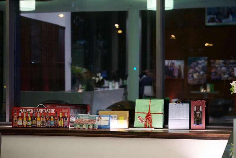 Impressionen vom ELEKTRONIKPRAXIS Frühlingsfest 2023 im Ketterer Kunst mit der Verabschiedung von Johann Wiesböck.  (Bild: © EYE AM CHRIS)