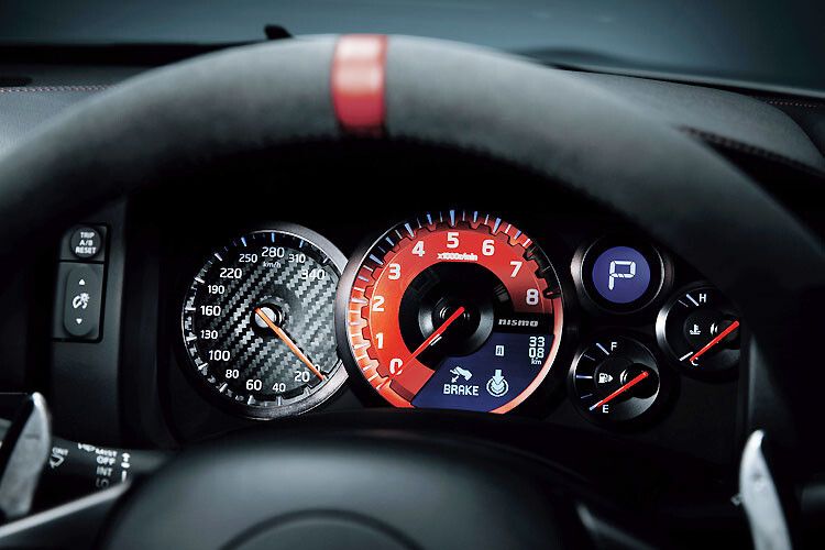 Das Kombi-Instrument erhielt ein Finish in Kohlefaser-Optik, der Drehzahlmesser ein auffälliges rotes Design. (Foto: Nissan)