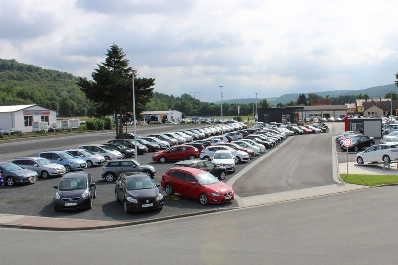 Der Online-Shop ist aber keine Abkehr vom stationären Handel sondern ein zusätzlicher Kommunikationskanal. In Einbeck hat die Hermann-Gruppe 2017 einen neuen Gebrauchtwagen-Verkaufsplatz gestaltet. (Bild: Autohaus Hermann)