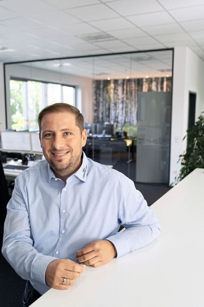 Stefan Thorwarth, Vertriebsleiter bei RT-Lasertechnik: „Wir waren bereits frühzeitig als Hersteller bei orderspot vertreten. Uns hat das Konzept von Anfang an überzeugt. Bauteile zu den eigenen Konditionen anbieten, ohne selbst kalkulieren zu müssen. Dadurch senken wir die internen Kosten und werden noch wettbewerbsfähiger.“ (Bild: RT Lasertechnik)